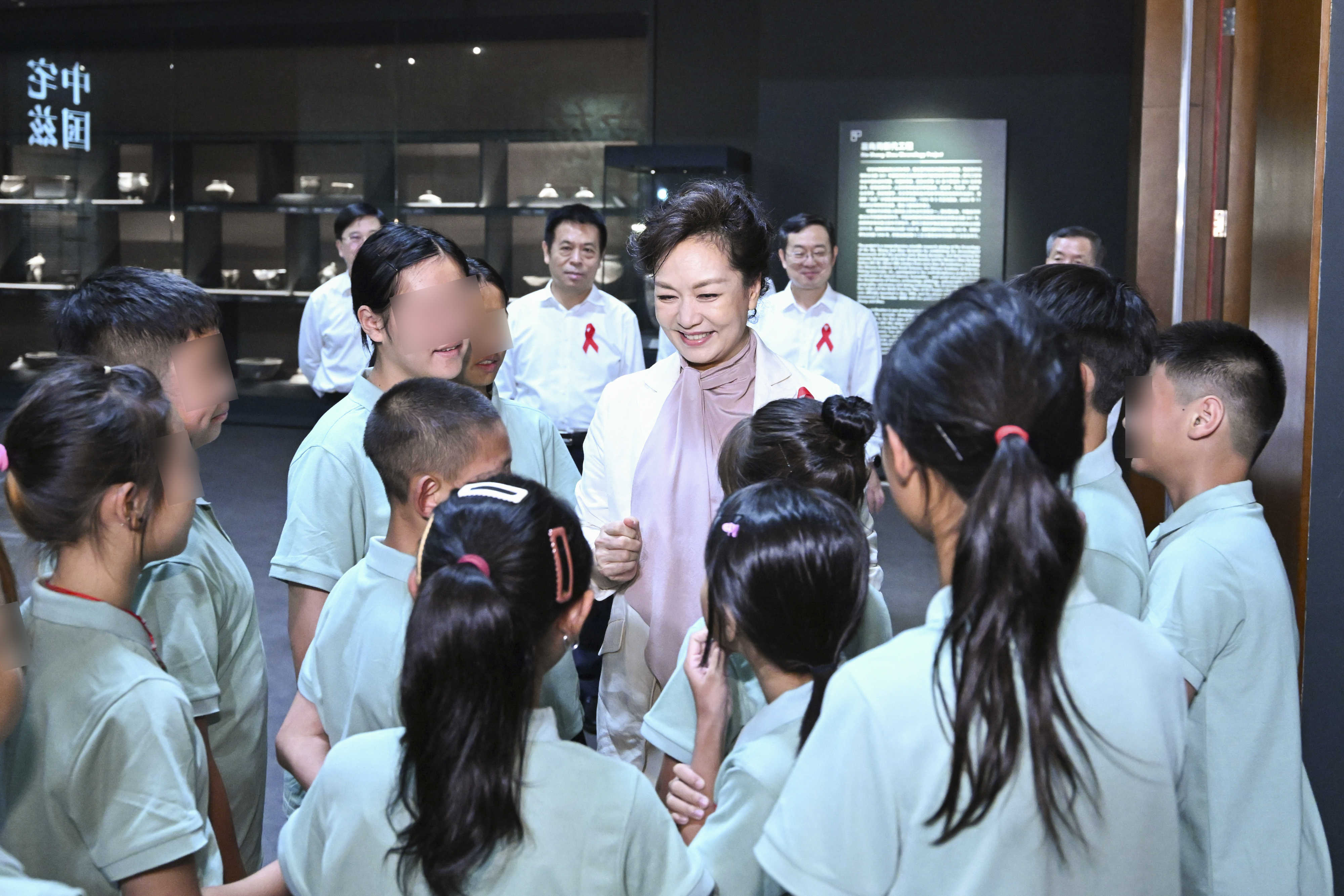 彭丽媛出席2025年“爱在阳光下”夏令营开营式