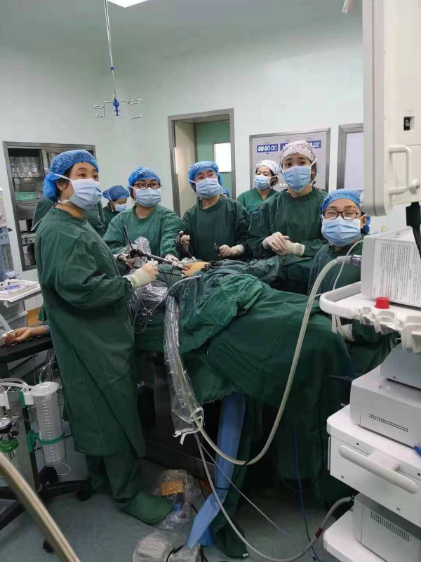 冯勤梅副主任医师现场演示了两台腹腔镜下子宫全切术,并讲解手术过程中的注意事项。.png