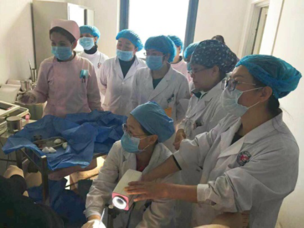 许丽娜、李芳主治医师演示了阴道镜检查及宫颈活检术,规范了阴道镜检查的操作及术后的随访与管理.png